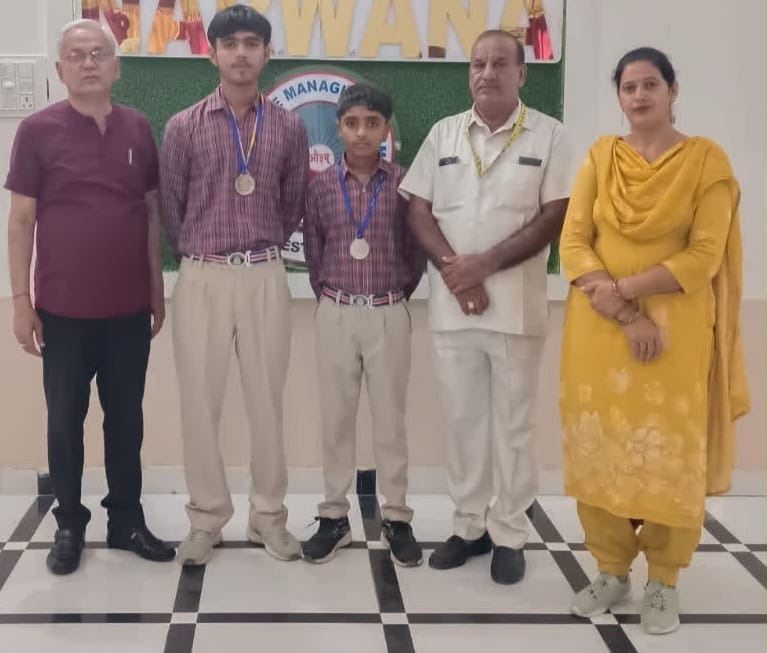 फोटो 1 नरवाना। विजेता खिलाड़ियों को सम्मानित करते हुए विद्यालय स्टाफ सदस्य। स्रोत संस्थान।