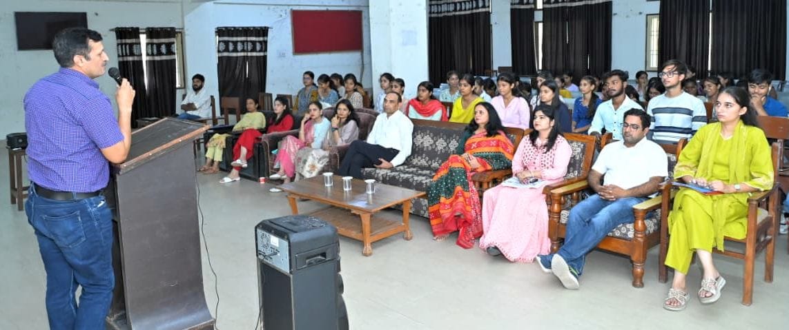 फोटो 10जेएनडी06-संत शिरोमणि श्री सैन भगत राजकीय महाविद्यालय में आयोजित कार्यक्रम में बोलते हुए 