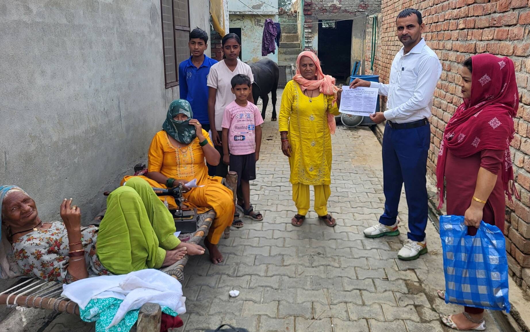 फोटो 10जेएनडी07-आसन गांव में ग्रामीणों को बीमारियों के प्रति जागरूक करते हुए स्वास्थ्यकर्मी। स्