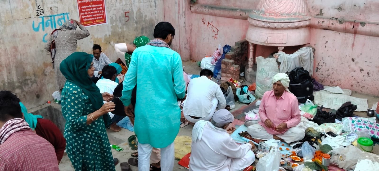 फोटो 10जेएनडी15-पांडू-पिंडारा तीर्थ पर पितरों की शांति के लिए पिंडदान करते हुए श्रद्धालु। संवाद