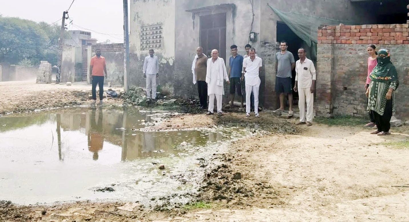 फोटो 10जेएनडी23-शाहपुर गांव में गली निर्माण मामले को लेकर विरोध जताते ग्रामीण। स्रोत ग्रामीण