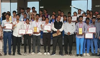फोटो-11-बलरामपुर के मां पाटेश्वरी विश्वविद्यालय में विद्यार्थियों को किया गया सम्मानित।-स्रोत