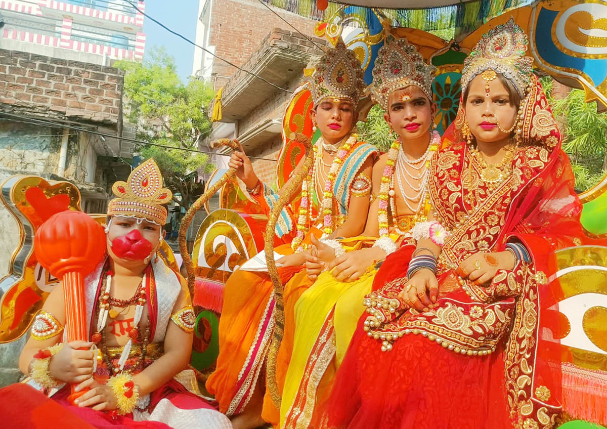Hamirpur News: अग्रसेन जयंती पर नगर में निकाली भव्य शोभायात्रा
