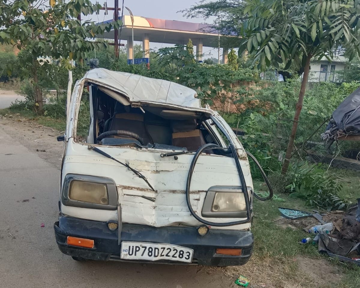 फोटो 11 एचएएमपी 14- कुरारा कस्बा में घटना स्थल पर खड़ी ओमनी वैन। संवाद