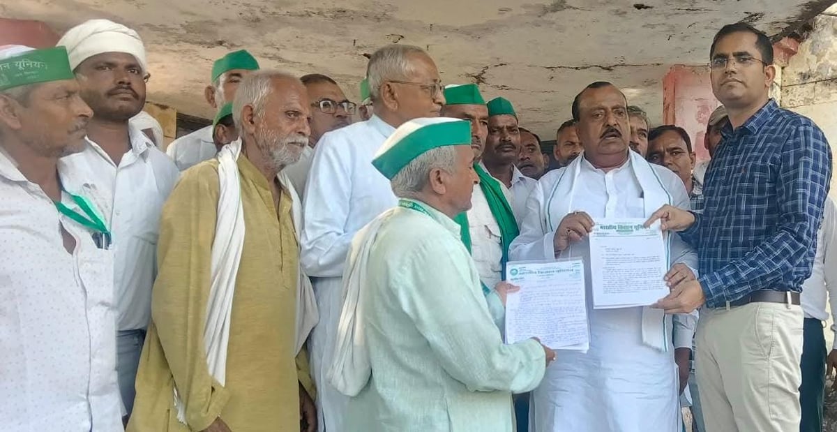 Jalaun News: डीएपी और खराब नलकूपों का मुद्दा उठाया