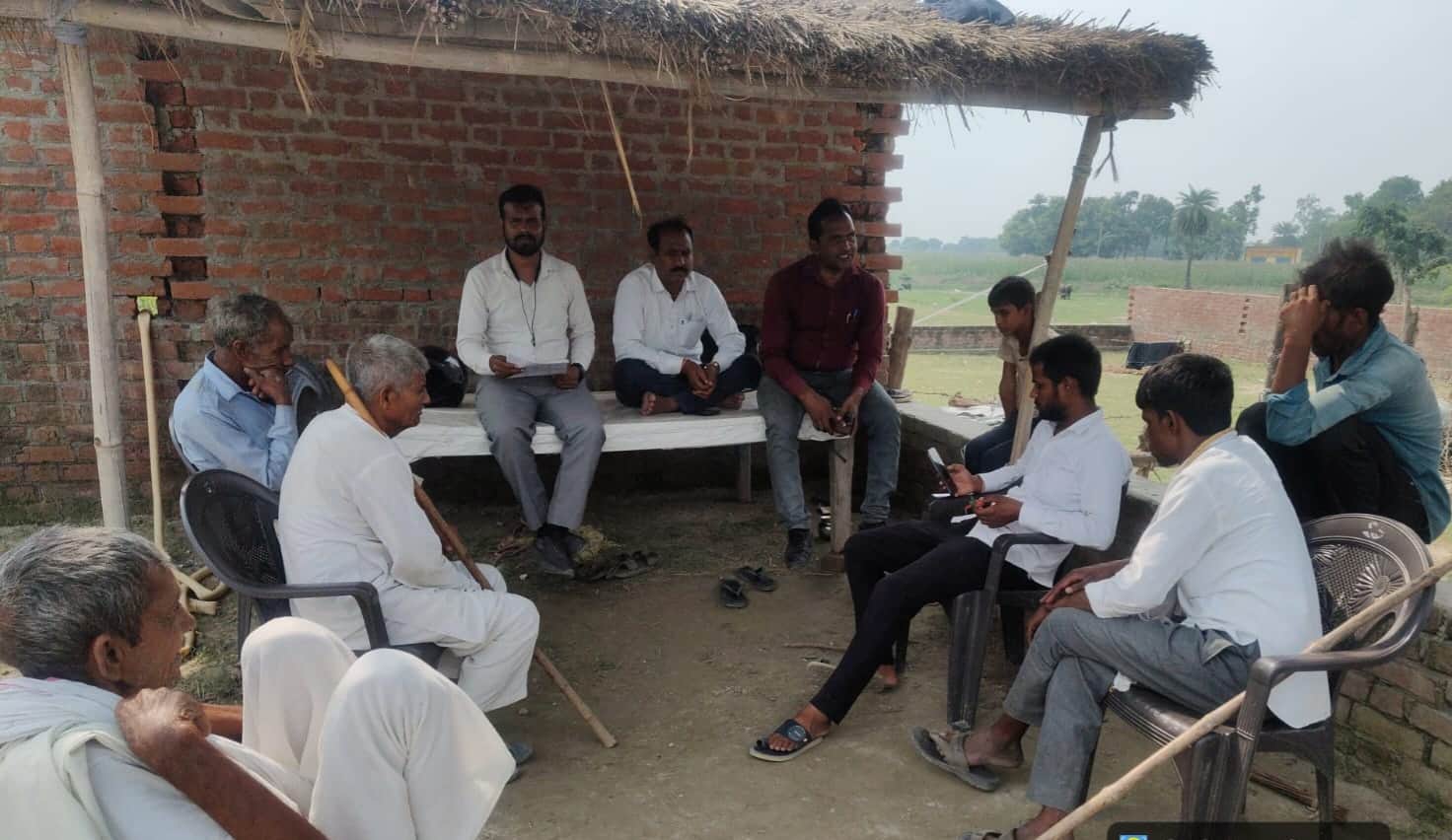 फोटो 12 - ग्राम नरदोली में गोवंशों के सम्बंध में किसानों से वार्ता करते क्षेत्रीय लेखपाल विशाल 