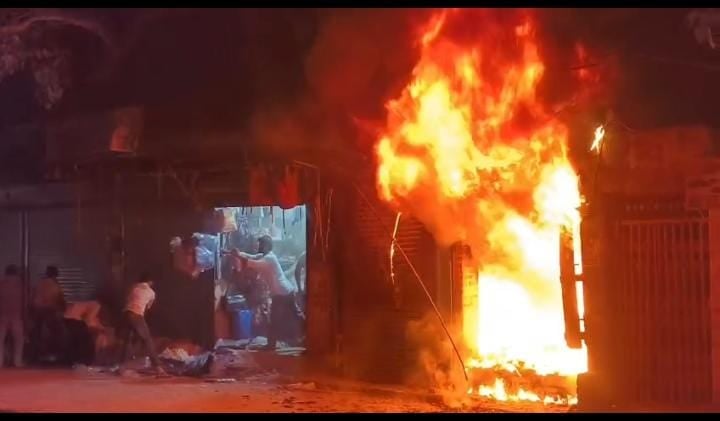 Hardoi News: आग लगने से कपड़े की दुकान जली, 15 लाख का नुकसान