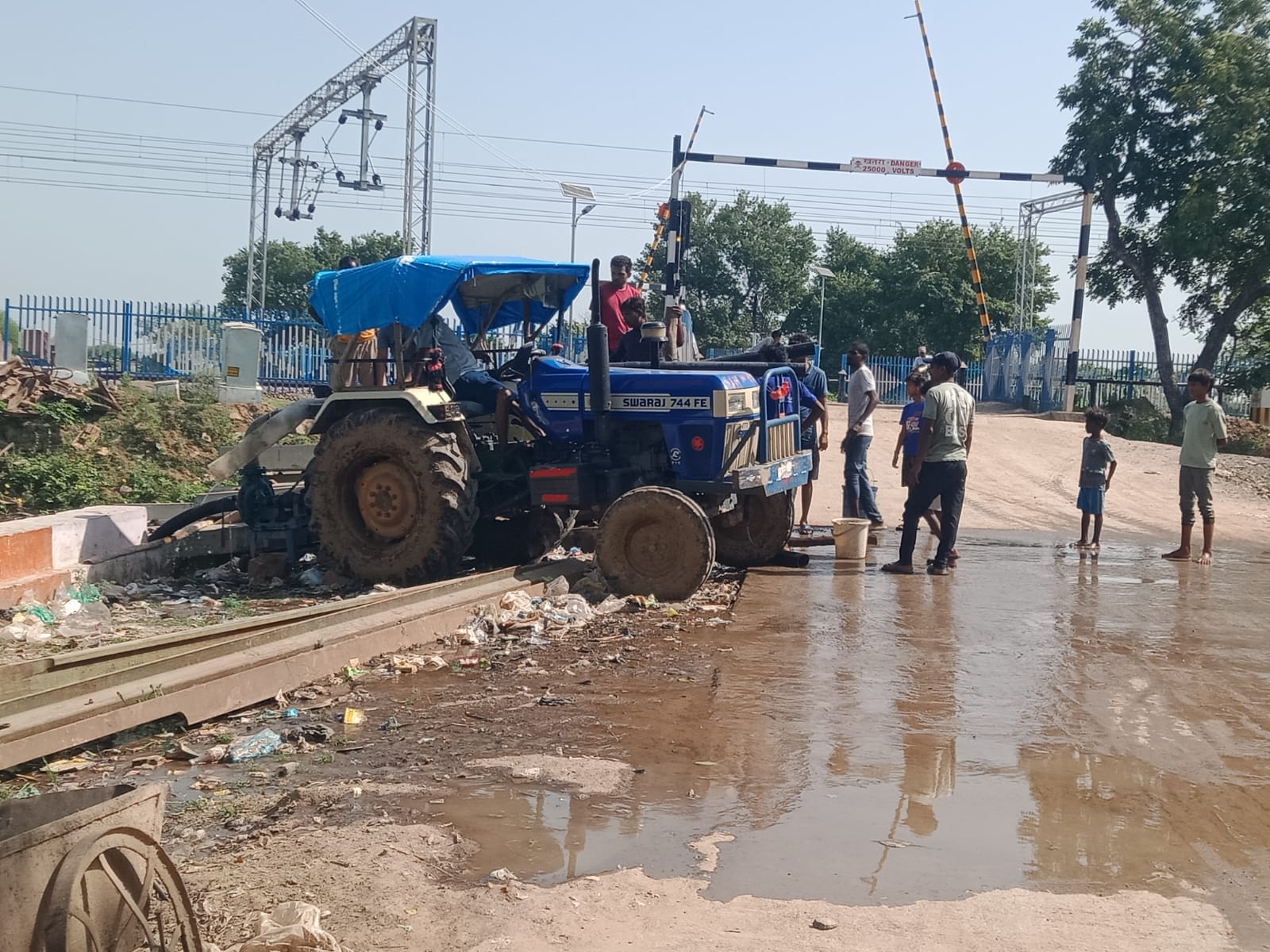 फोटो-14- जलभराव से निजात पाने को पंपिंग सेट लगाकर पानी निकाल रहे ग्रामीण। संवाद