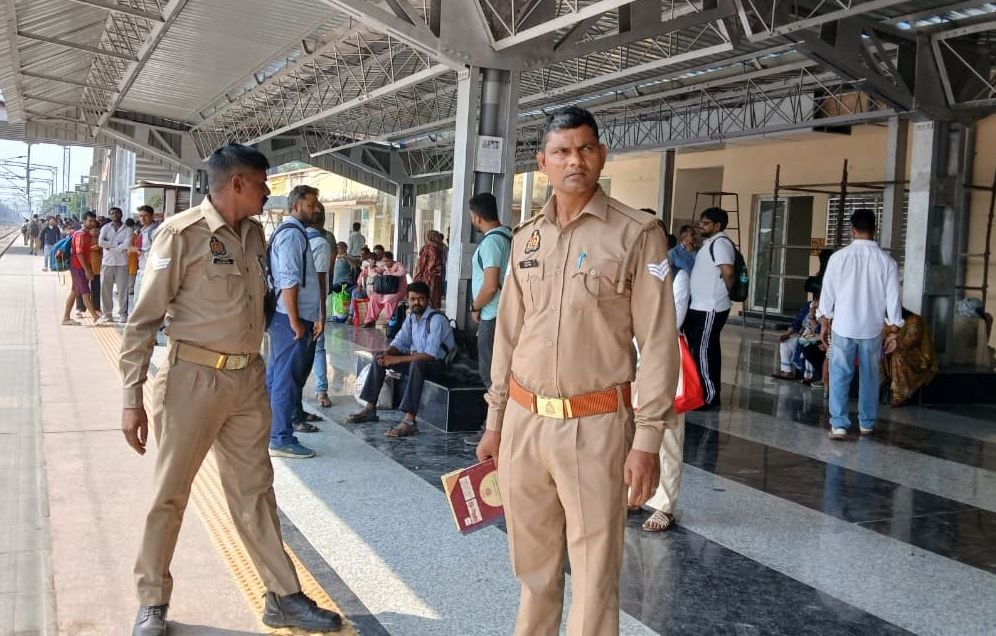 Mainpuri News: पुलिस रही अलर्ट, रेलवे स्टेशन पर बढ़ाई सतर्कता