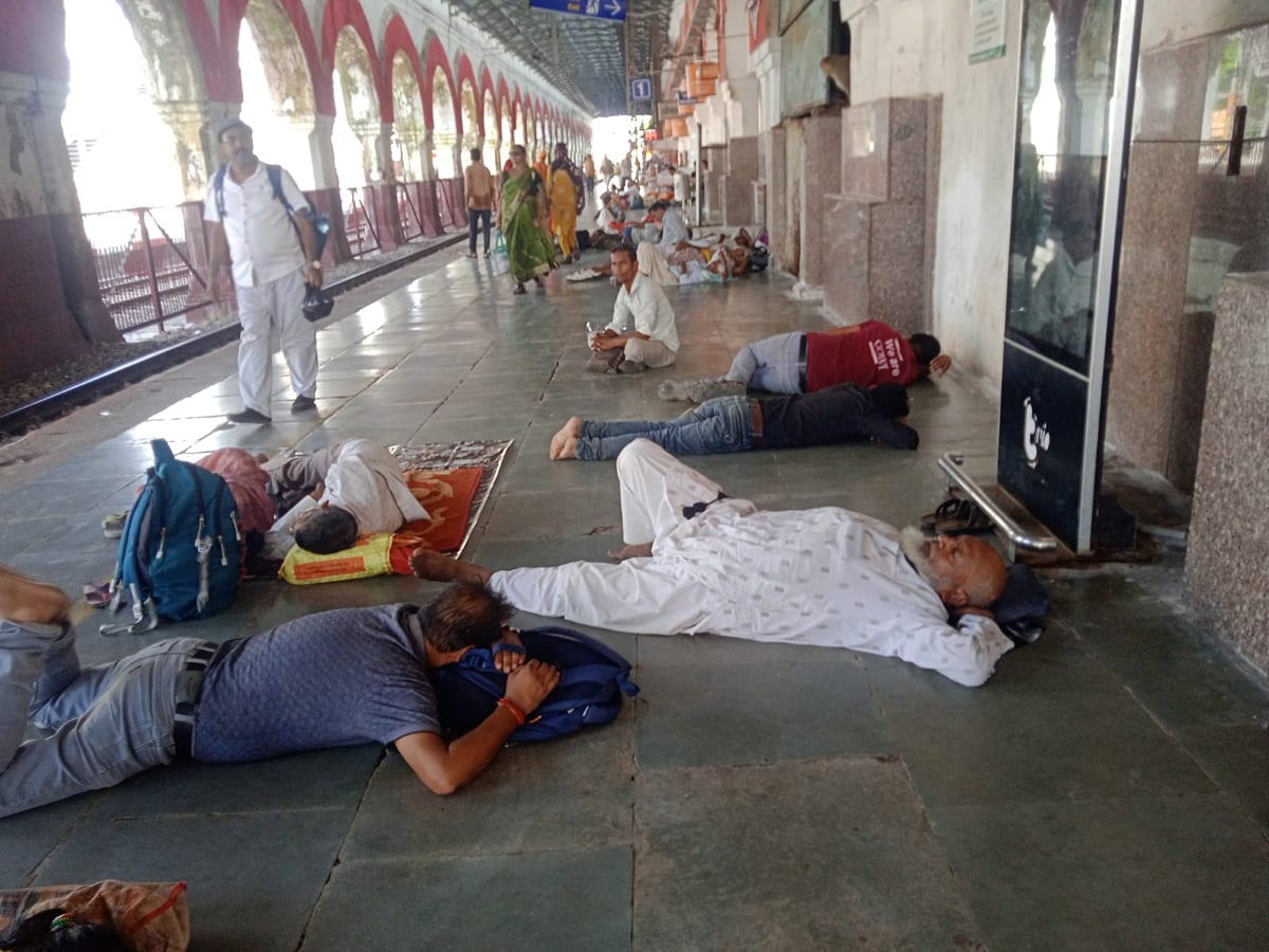 Etawah News: शताब्दी, गोमती, मगध समेत छह ट्रेनें रहीं निरस्त, यात्री परेशान