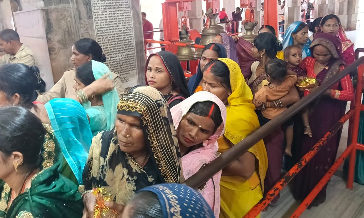 Balrampur News: मां शैलपुत्री की आराधना के साथ शुरू हुआ नवरात्र, मंदिरों में उमड़े श्रद्धालु