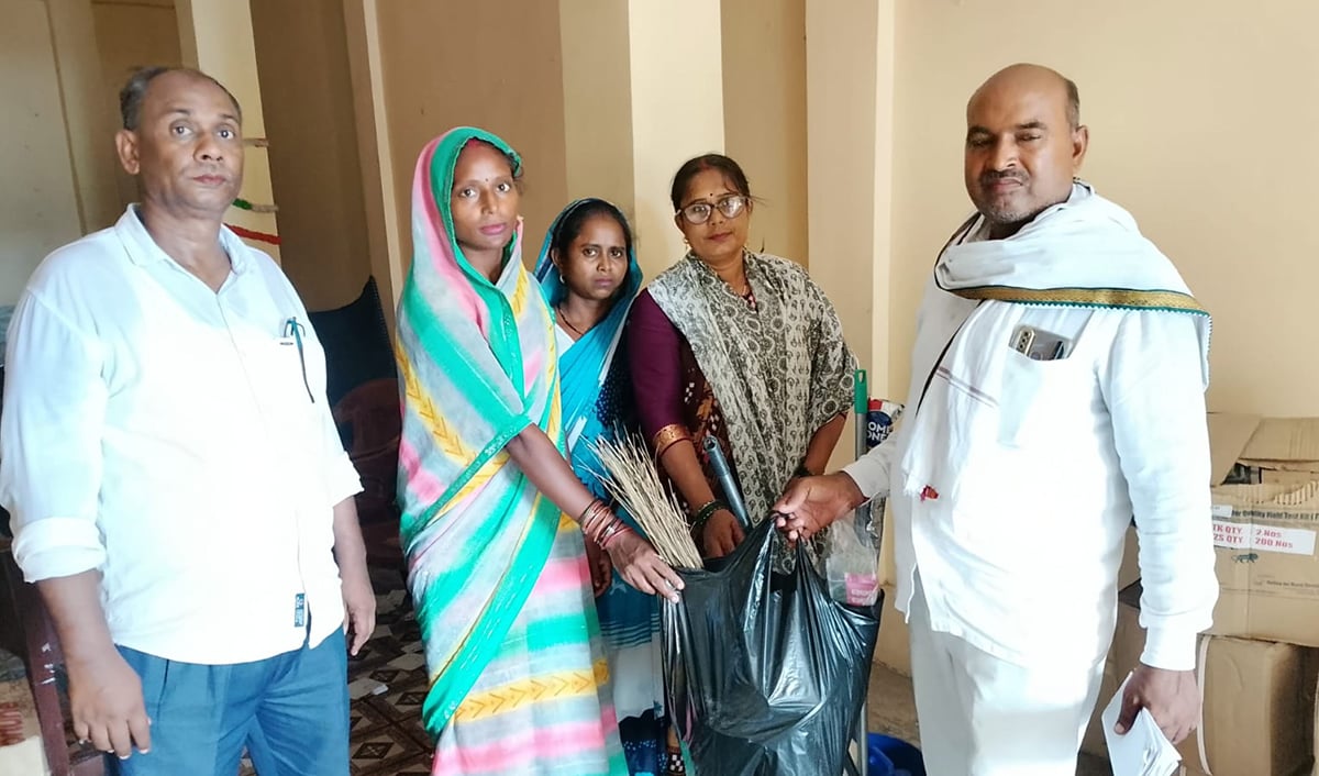 Fatehpur News: स्वच्छता उत्पादों के कारोबार से आत्मनिर्भर बन रहीं समूह की महिलाएं