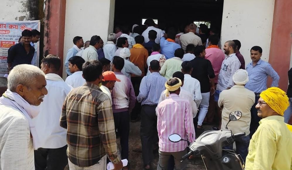 Jalaun News: खाद के लिए पीसीएफ केंद्र पर किसानों का हंगामा