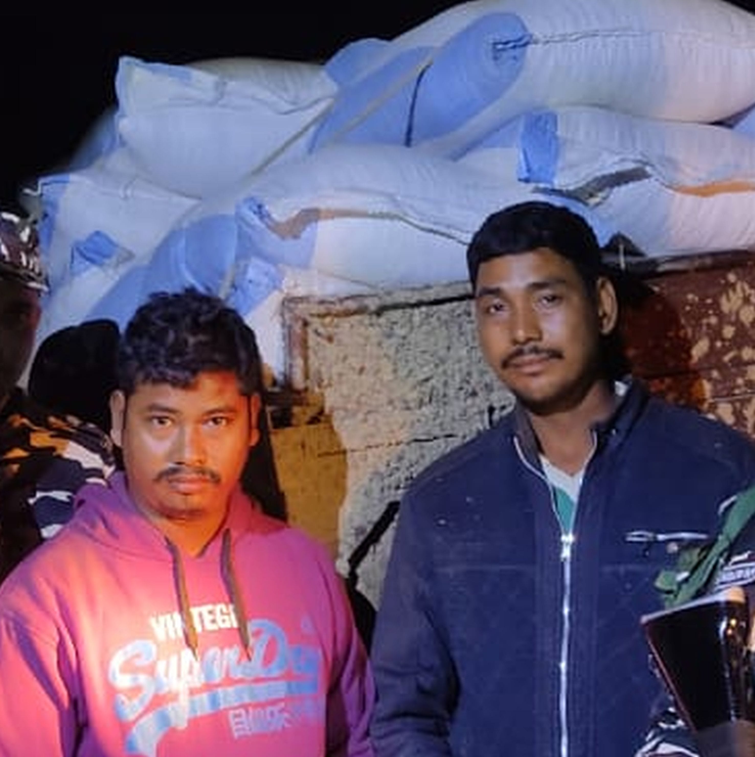 फोटो-27-बलरामपुर के कंचनपुर में कद्दू के बीज के साथ मौजूद पकड़े गए आरोपी ।-स्रोत : विभाग