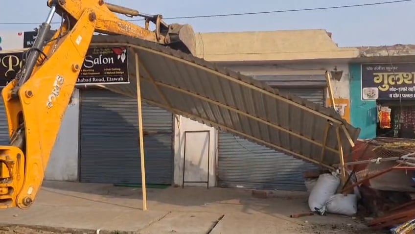 Etawah News: अतिक्रमण पर चला बुलडोजर, 70 दुकानों के बाहर कार्रवाई से मचा हड़कंप