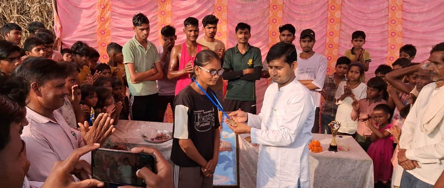 फोटो - 39 पटियाली के गांव बोढार में प्रतियोगिता में विजयी छात्रा को सम्मानित करते अतिथि। स्