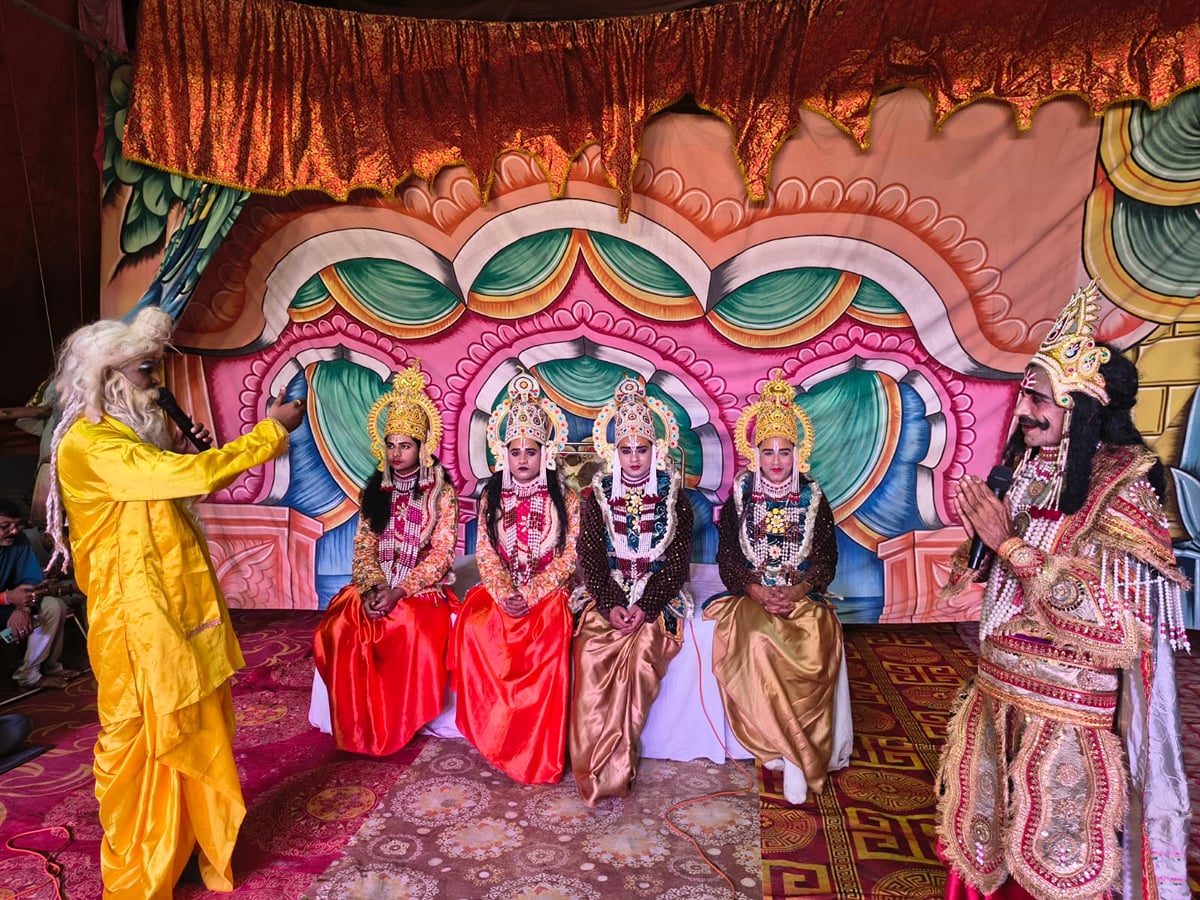 Etawah News: भगवान राम के जन्म पर गूंजे जयश्री राम के जयकारे