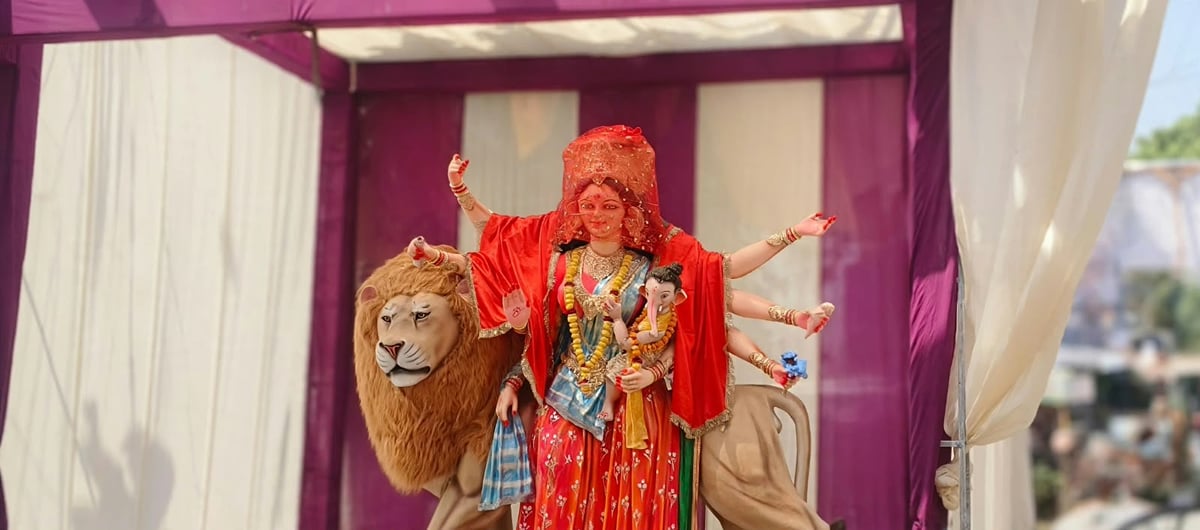 Banda News: मां शैलपुत्री के जयकारों से गूंजे मंदिर व पंडाल
