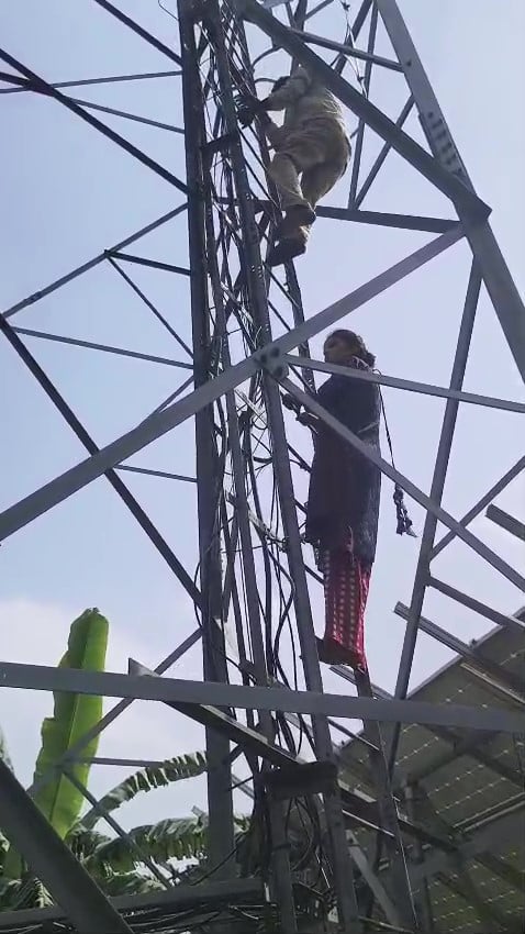 Kannauj News: शादी की जिद में टावर पर चढ़ी प्रेमिका, प्रेमी को ऊपर बुलाकर भरवाई मांग