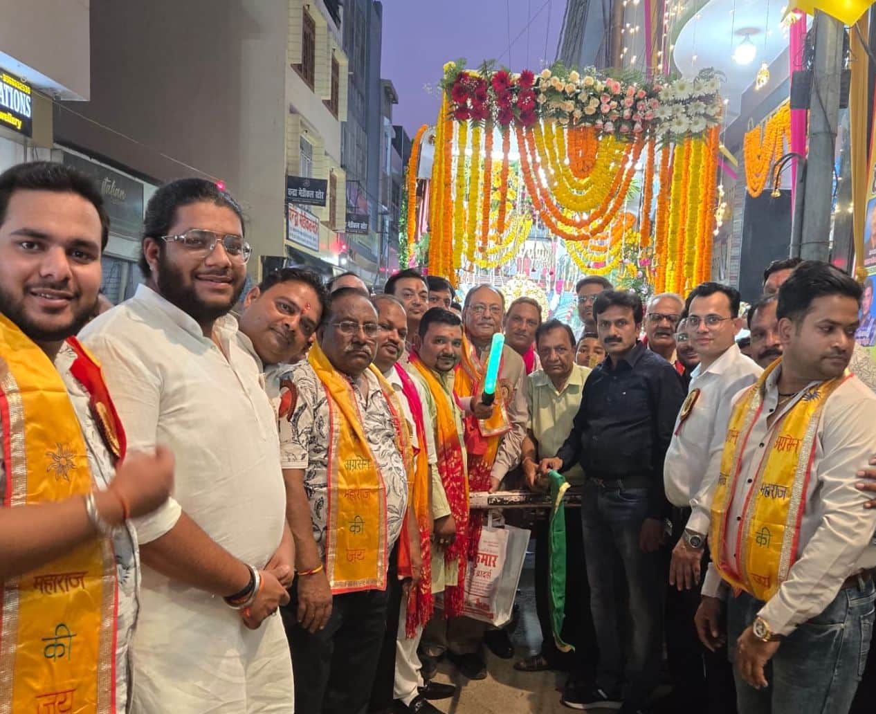 फोटो 47 - कासगंज शहर में निकाली गई अग्रसेन शोभा यात्रा का रथ उठाकर शुभारंभ करते मुख्य अतिथि एव