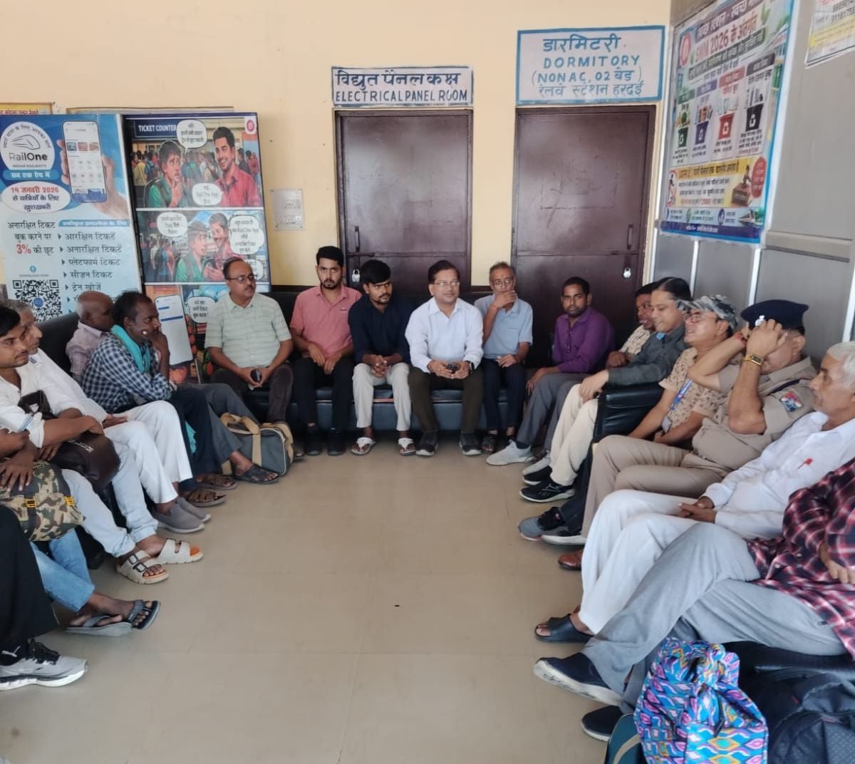 Hardoi News: रेल जन संवाद में यात्रियों से लिया फीडबैक