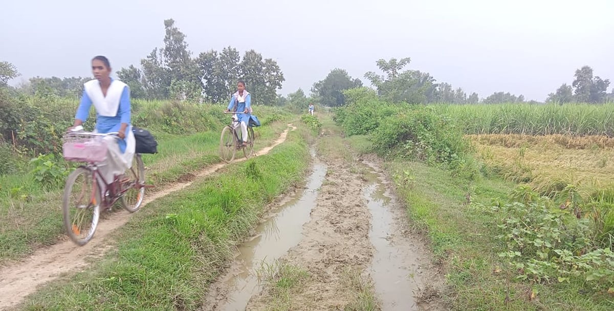 Balrampur News: कीचड़ से पटी नहर की पटरी, स्कूल पहुंचना बच्चों के लिए जोखिम भरा