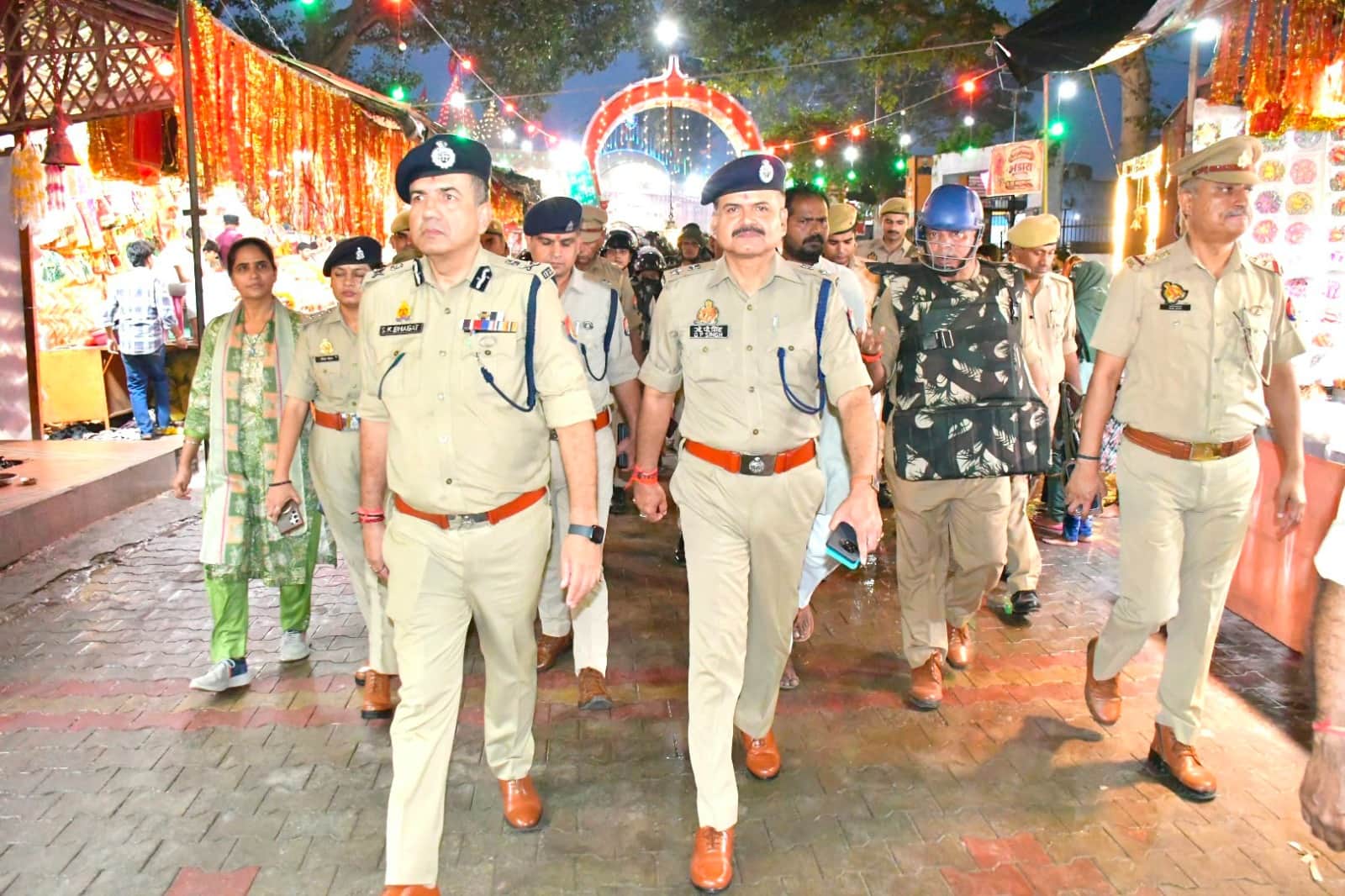 फोटो- 62मां चामुंडा देवी मंदिर परिसर में सुरक्षा व्यवस्था जायजा लेते एडीजी आगरा जोन एसके 