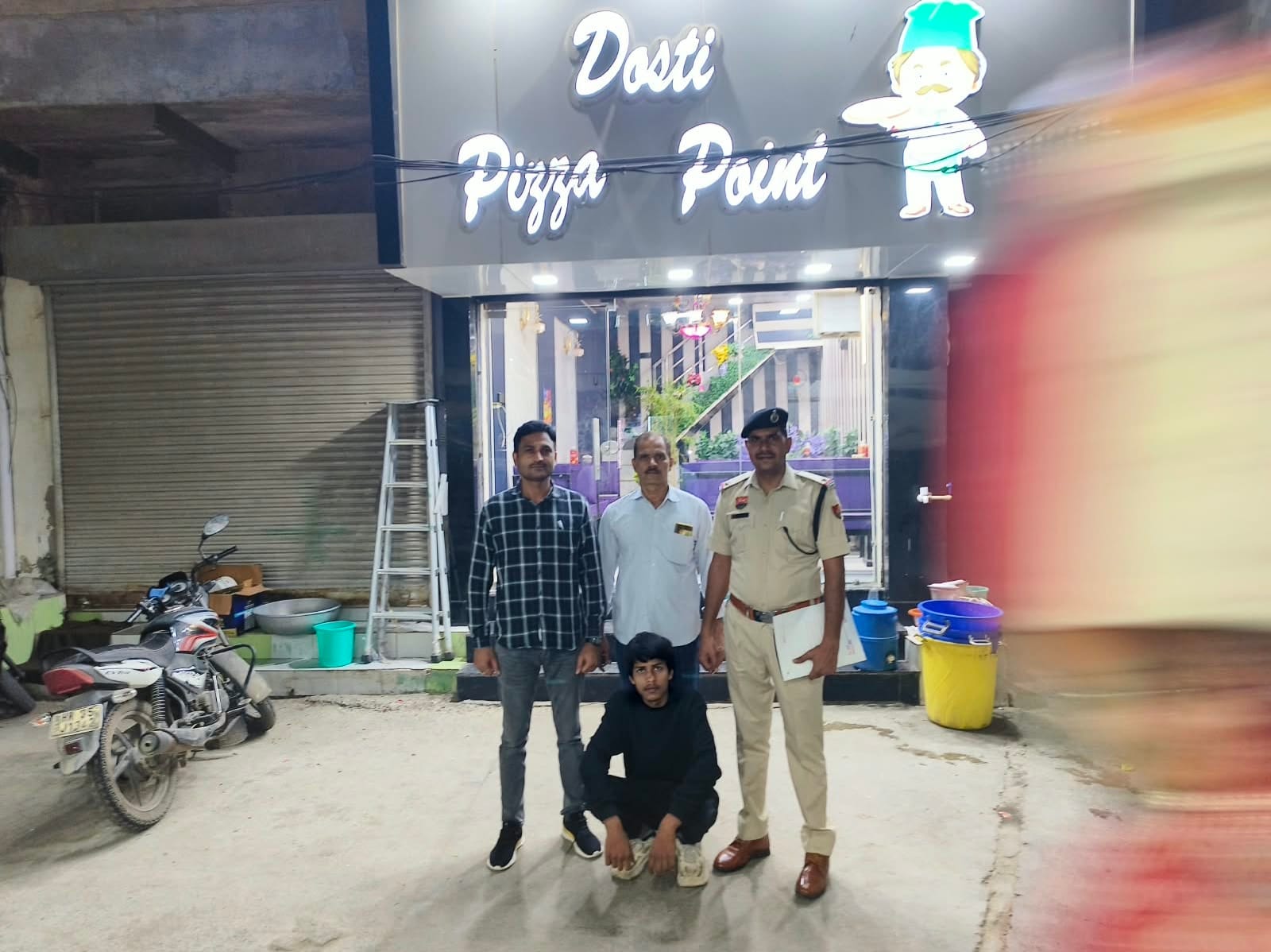 फोटो नंबर- 03पुलिस की गिरफ्त में आरोपी। स्रोत : पुलिस
