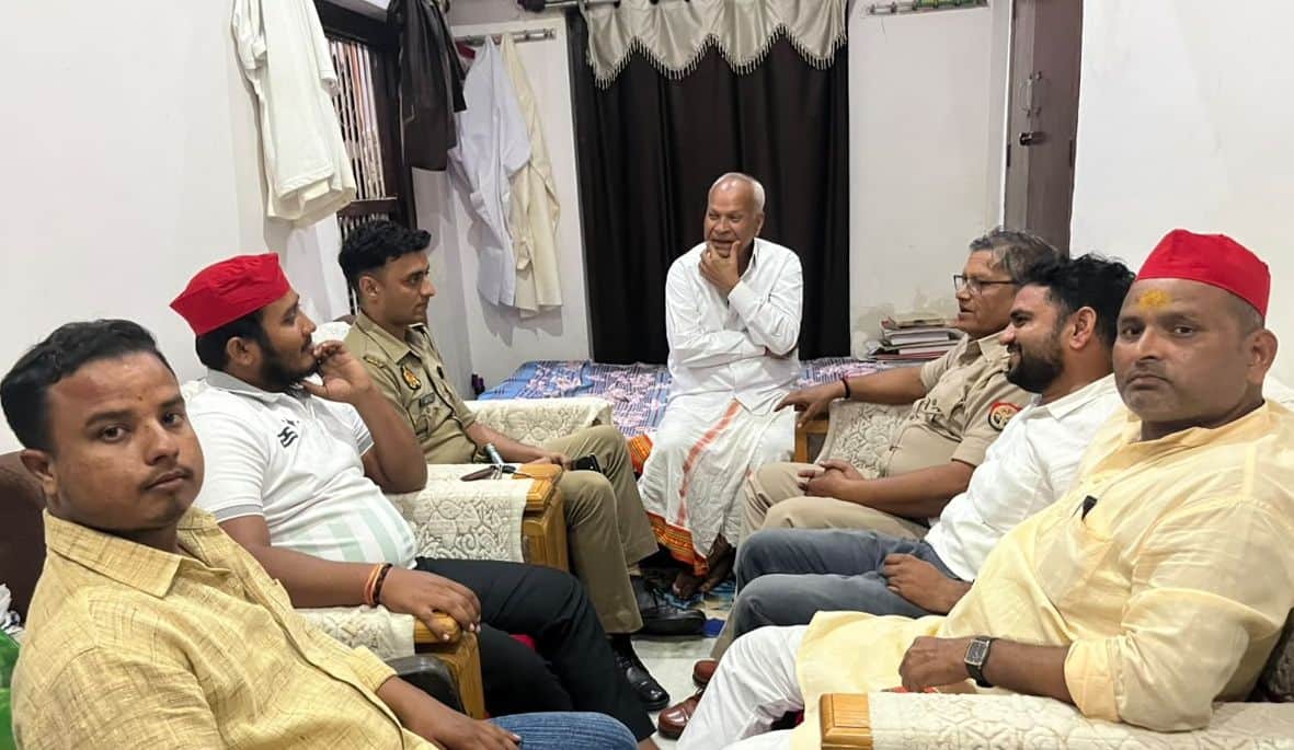 फोटो:सोरोंजी में नजर बंद  सपा कार्यकर्ता। संवाद