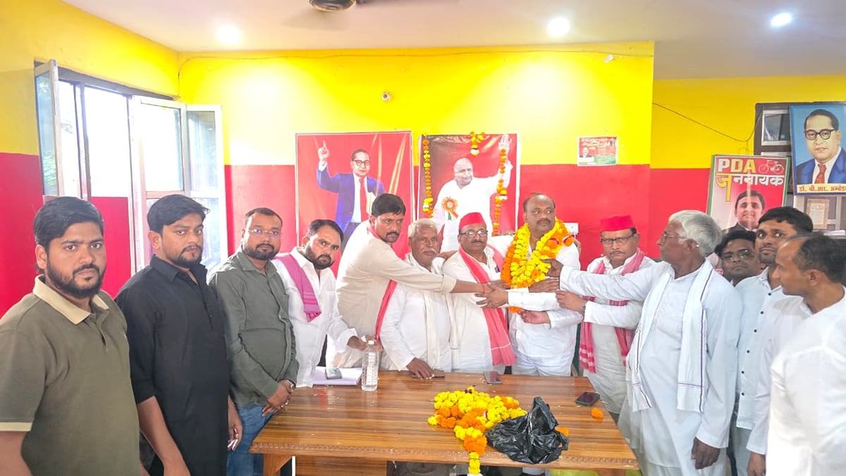 Hamirpur News: पूर्व राज्यमंत्री अच्छेलाल सैकड़ों समर्थकों के साथ सपा में शामिल