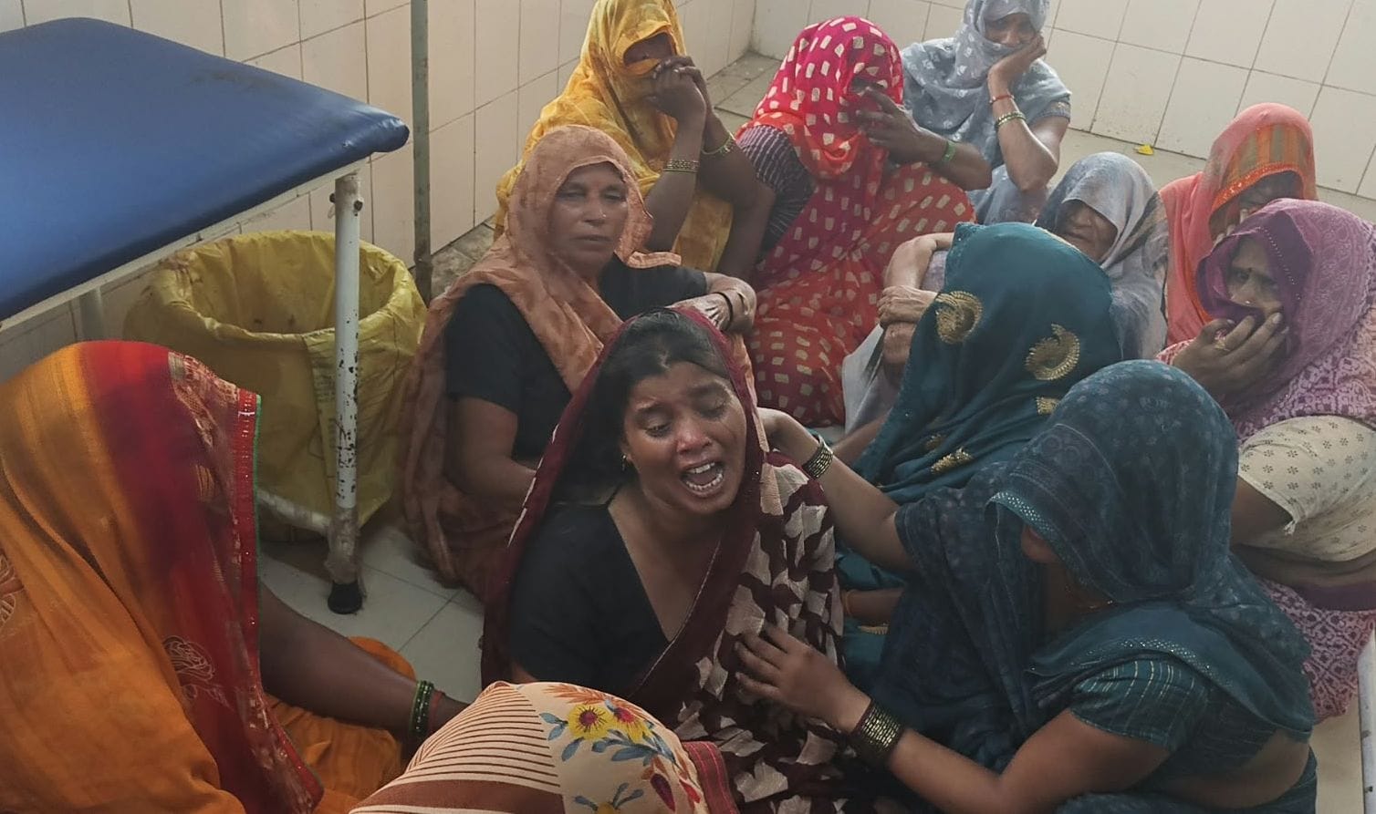 फोटो52कासगंज में जिला अस्पताल पर रोती बिलखती मृतक किशोर रजत की मां नीलम।संवाद