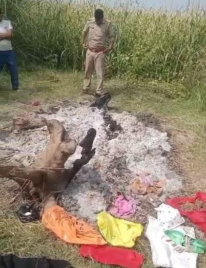 फोटो60गांव गूदरागंज में मृतक की चिता के पास बिखरे कपडे व तंत्र विद्या के सामान को देखता पुलिस