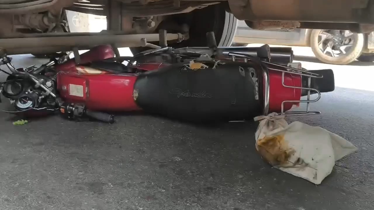 फतेहाबाद फोटो। ट्रक के नीचे फंसी बाइक