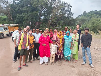 गुलरिया में नाहन-कौलावालाभूड़ सड़क बहाली की मांग को लेकर पंचायत प्रधान व स्थानीय लोग। स्रोत : 