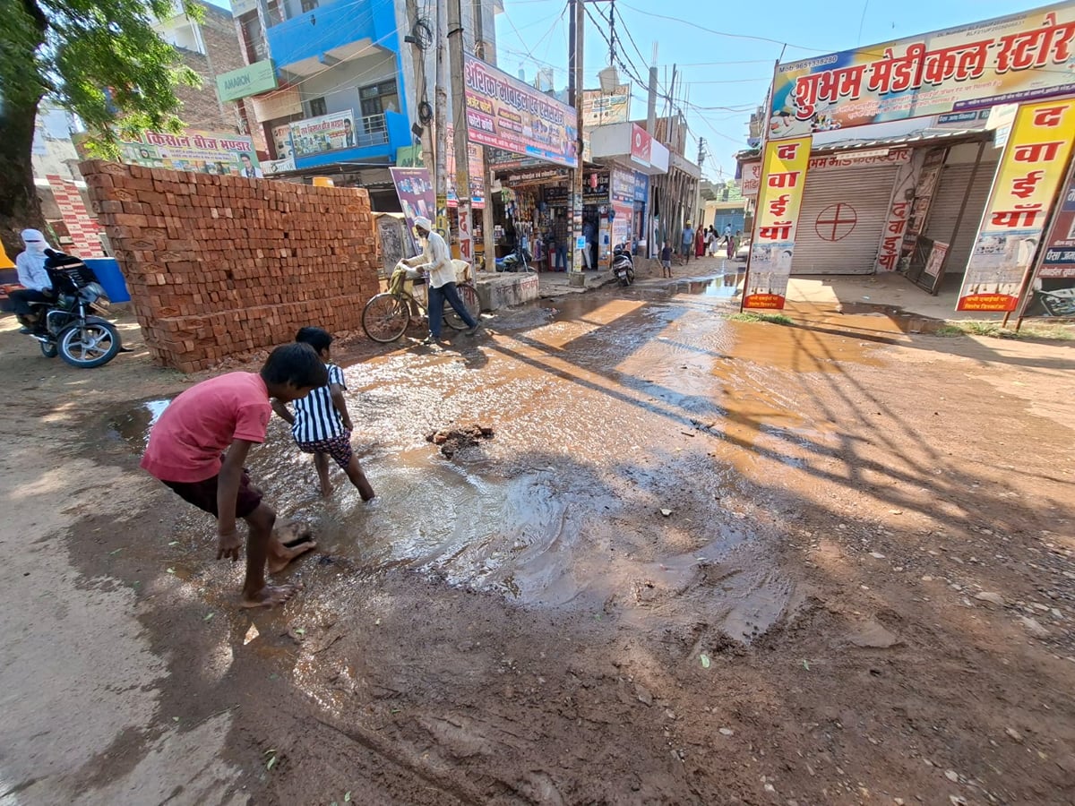 Lalitpur News: पाइपलाइन में लीकेज से शहर की सड़कों पर जलभराव