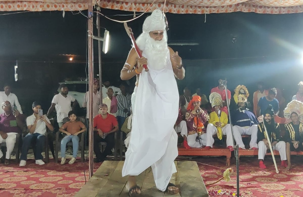 Bhadohi News: श्रीराम ने तोड़ा भगवान शिव का धनुष, जयकारों से गूंजा पंडाल