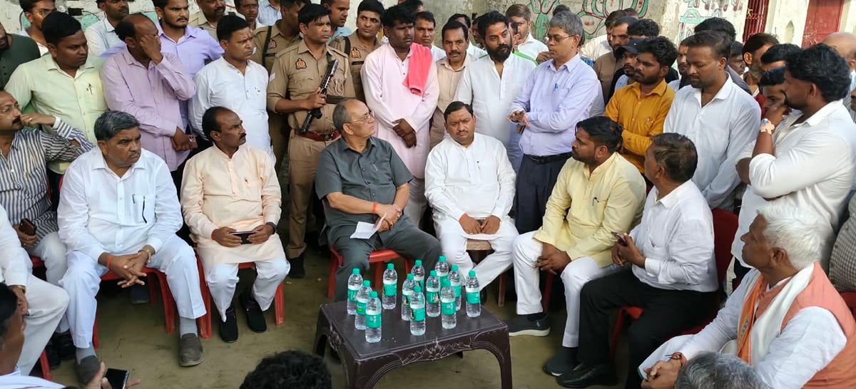 Etah News: बुखार से माैतों पर पूर्व सांसद काे घेरा