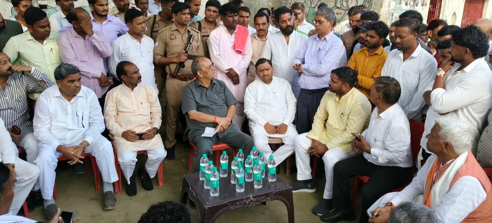गांव गढ़ौली में फैली बीमारी का हाल जानते भाजपा के पूर्व सांसद राजवीर सिंह। संवाद