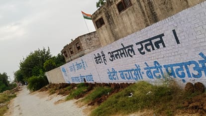 गांव मताना में स्कूल की गली में फैली गंदगी। स्रोत ग्रामीण