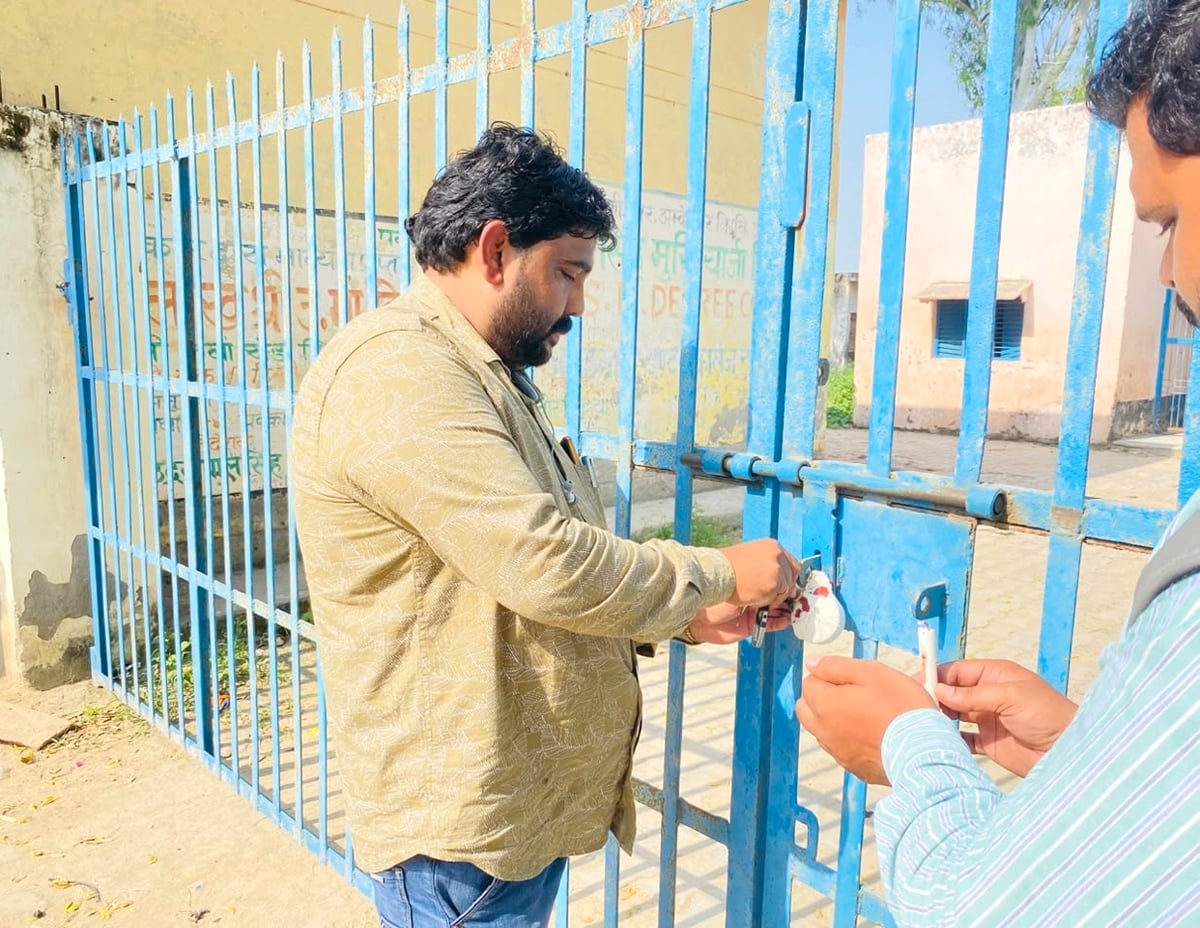 Hathras News: 200 कट्टे डीएपी गायब, ई-पॉस मशीन लेकर सचिव फरार