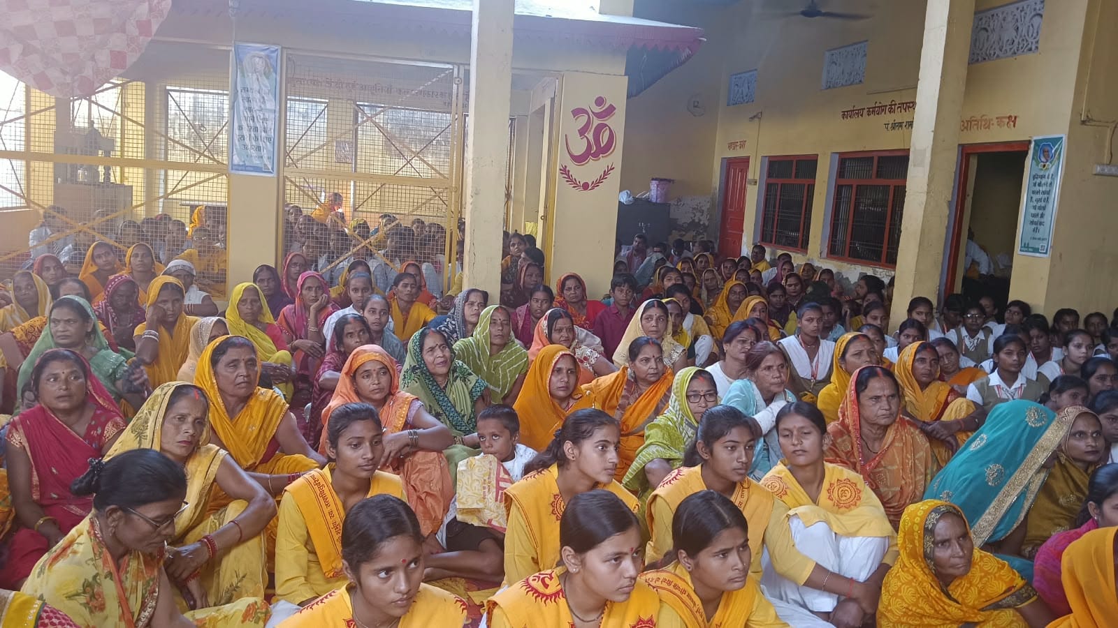  गायत्री शक्तिपीठ में आयोजित कार्यक्रम में मौजूद महिलाएं