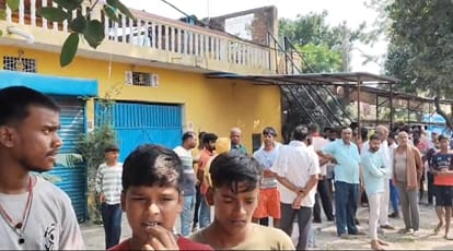 घटना स्थल पर जुटे ग्रामीण और पुलिस बल