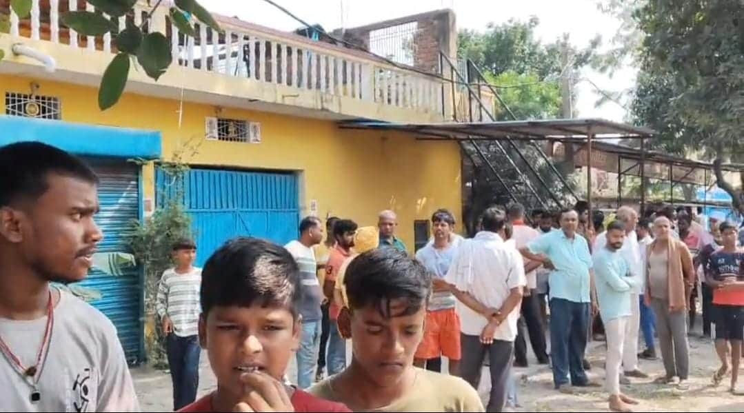 A couple returning from Navratri puja was crushed by a truck, the wife died.