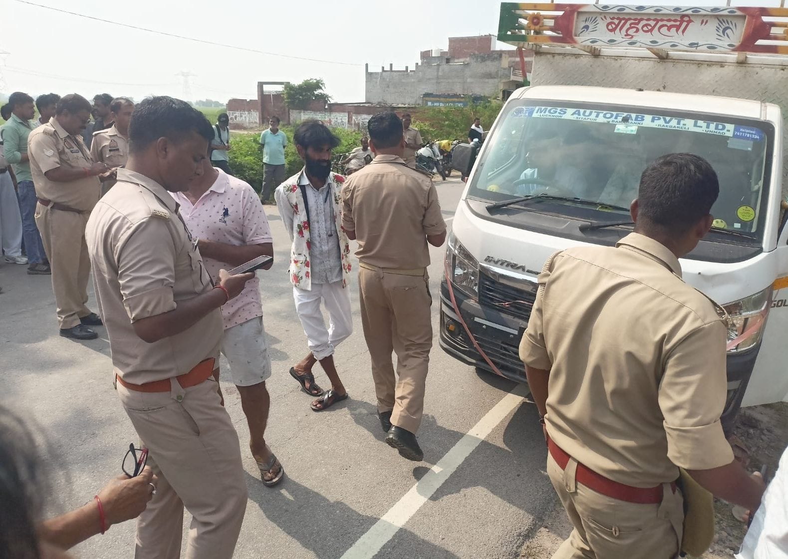 घटना स्थल पर खड़ा लोडर व मौजूद पुलिस। संवाद