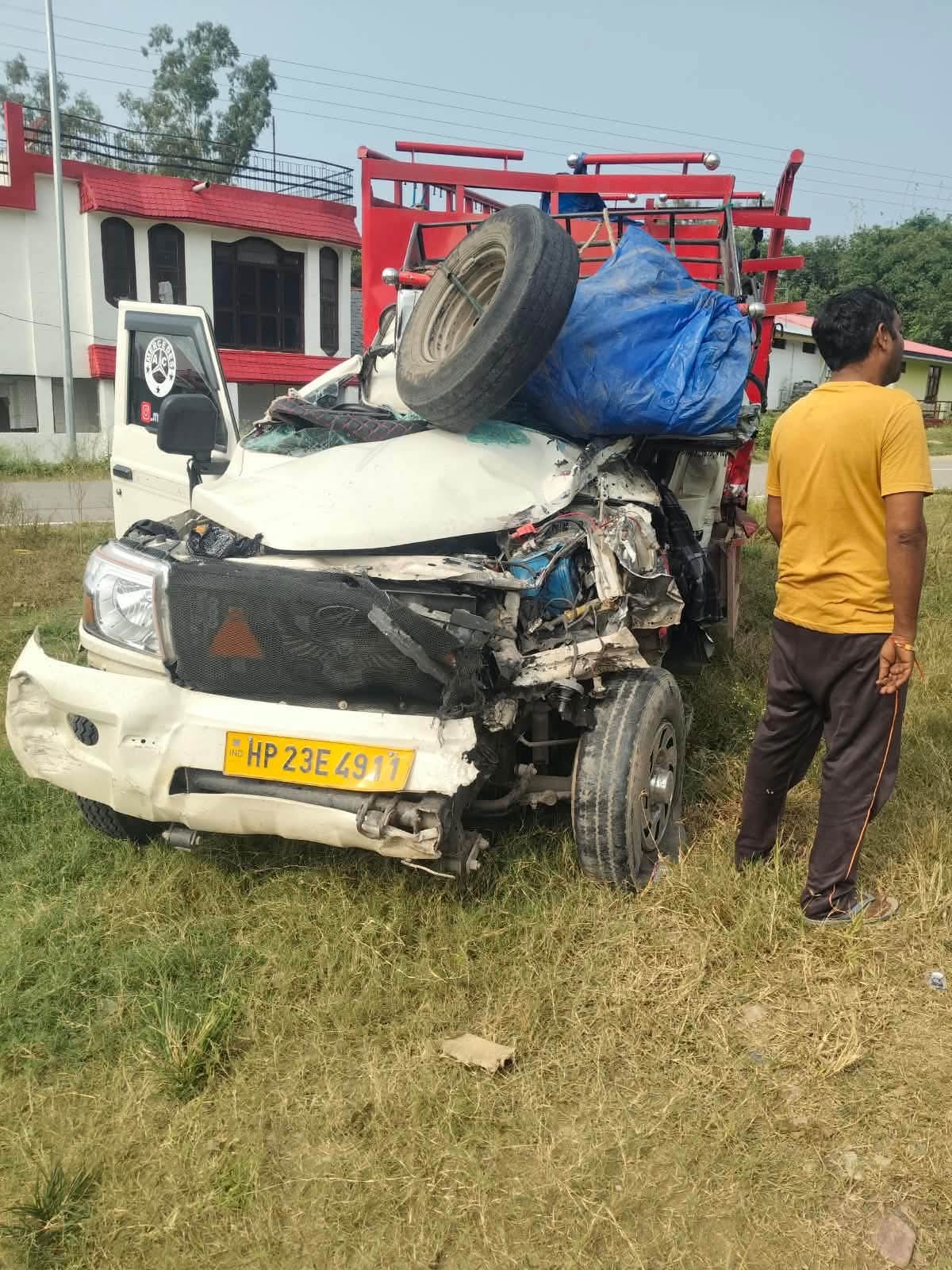 हादसे में क्षतिग्रस्त ट्राला व ट्रक। (जागरूक पाठक)