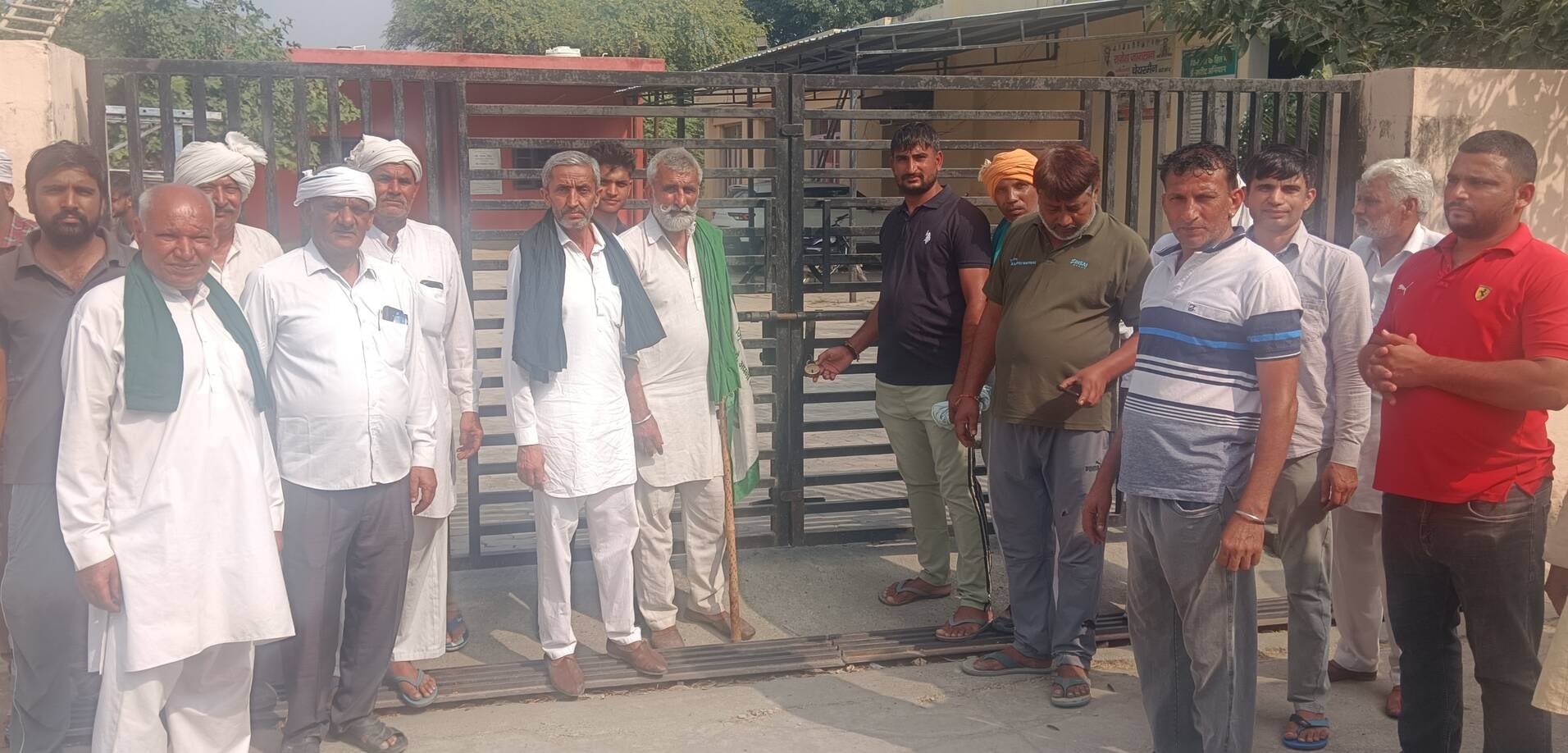 Farmers locked the Market Committee office in Israna.