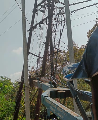 जिला अस्पताल के निकट जर्जर बिजली खंभा बदलते बिजलीकर्मी। स्रोत विभाग