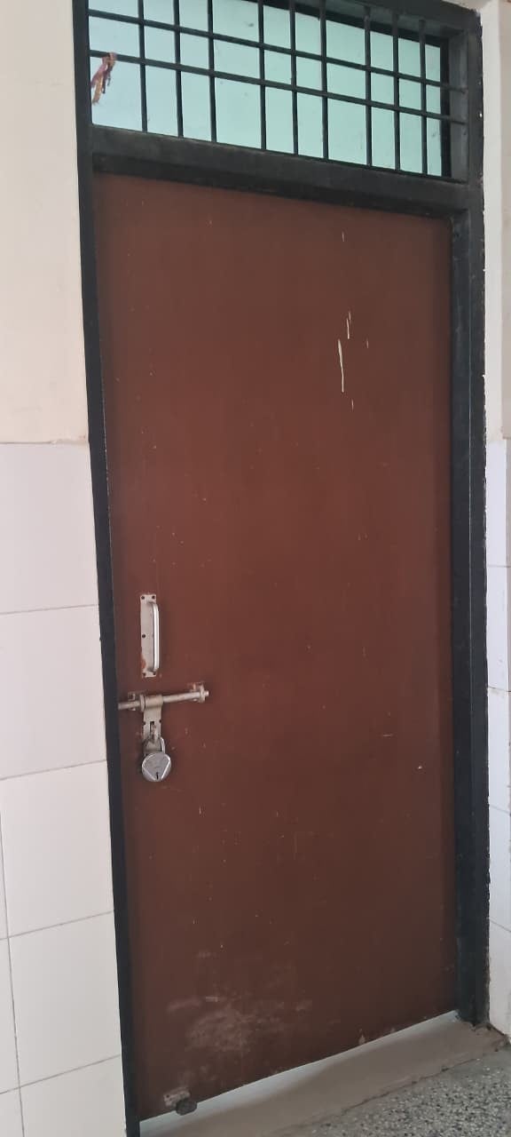 Ambedkar Nagar News: आरोग्य मंदिरों पर ताले, इलाज के लिए भटके मरीज
