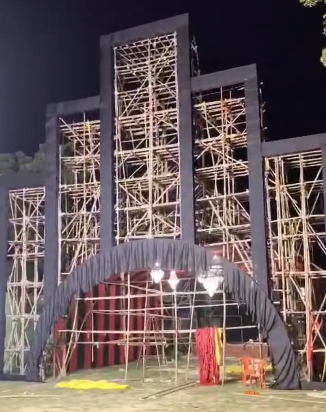 Prayagraj News: फोम की कलाकृतियों से सजेगा 60 फीट ऊंचा दुर्गा पूजा पंडाल