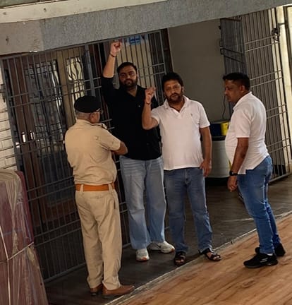 कांग्रेस जिला अध्यक्ष पराग गाबा को हाउस अरेस्ट करते पुलिस कर्मी। संगठन